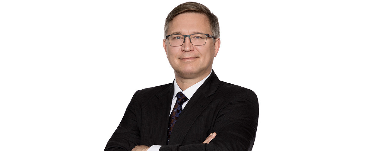 Get The Best Corporate Headshot With A White Backdrop